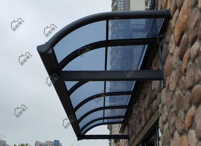 海南?？谟昱?胡先生